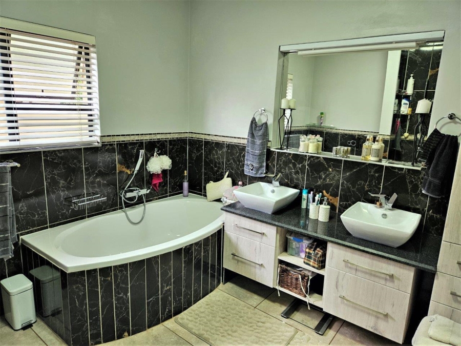 4 Bedroom Property for Sale in Melodie North West